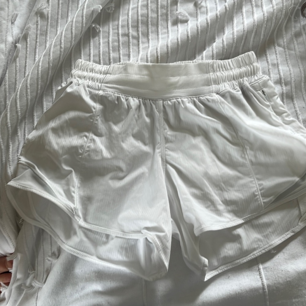 Lululemon hotty hots 4 inch size 4
